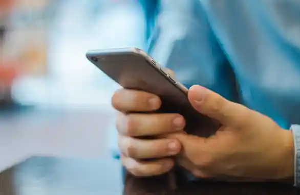 员工因脚痛请假却因微信步数超1.6万被辞退，法院这样判！