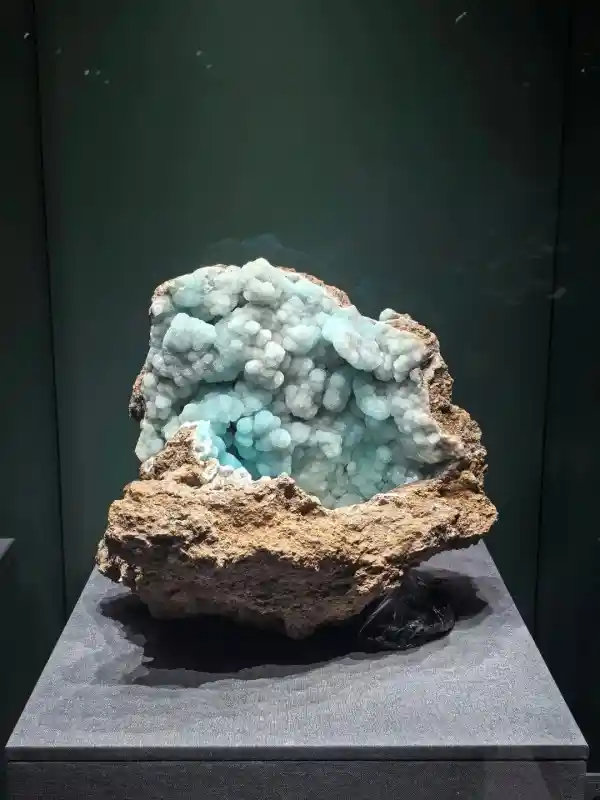 地心秘境现眼前：国家自然博物馆200余件稀世矿物岩石震撼亮相