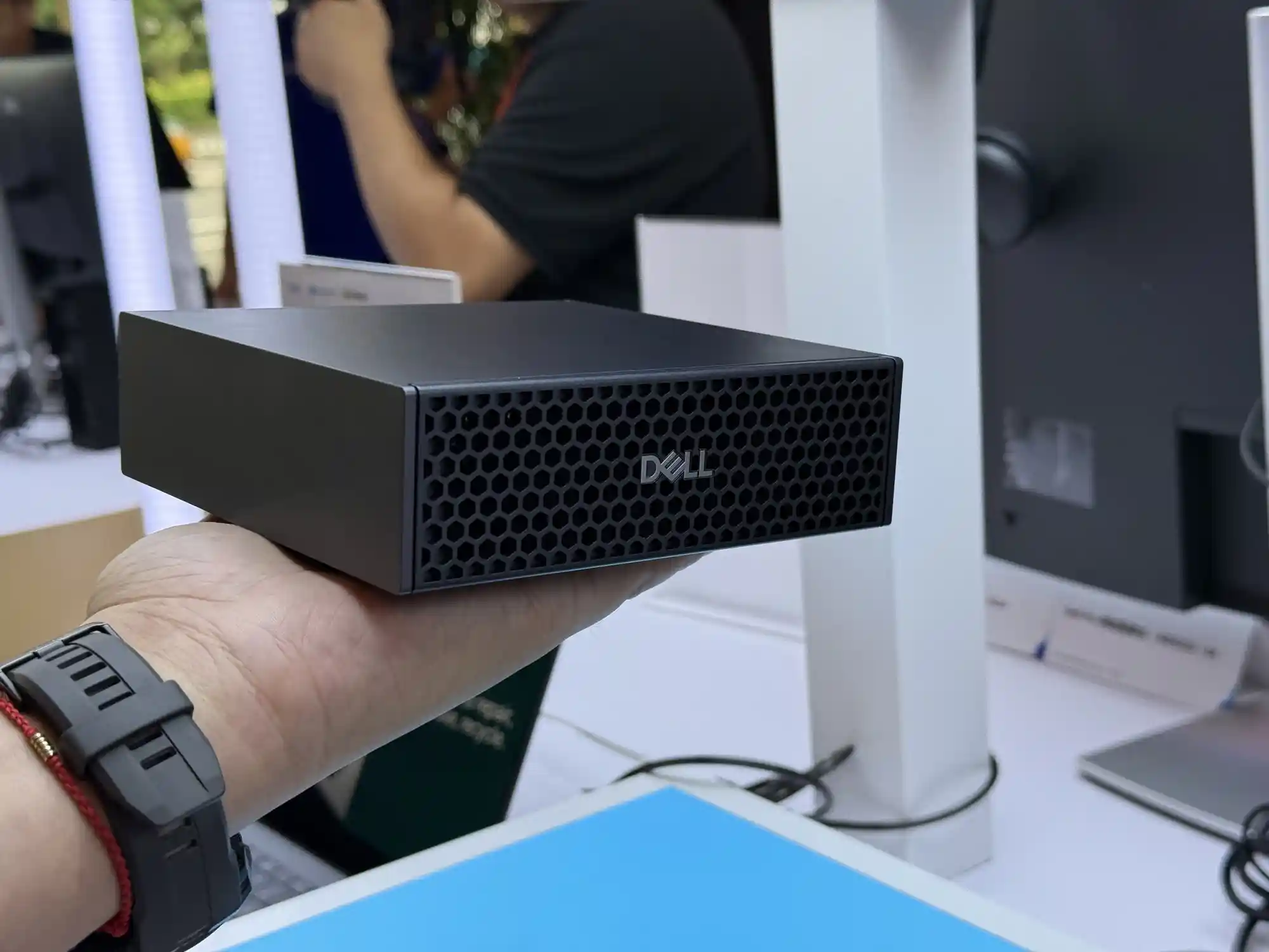 口袋里的超级算力!戴尔16 Plus颠覆性评测:AI性能随身带