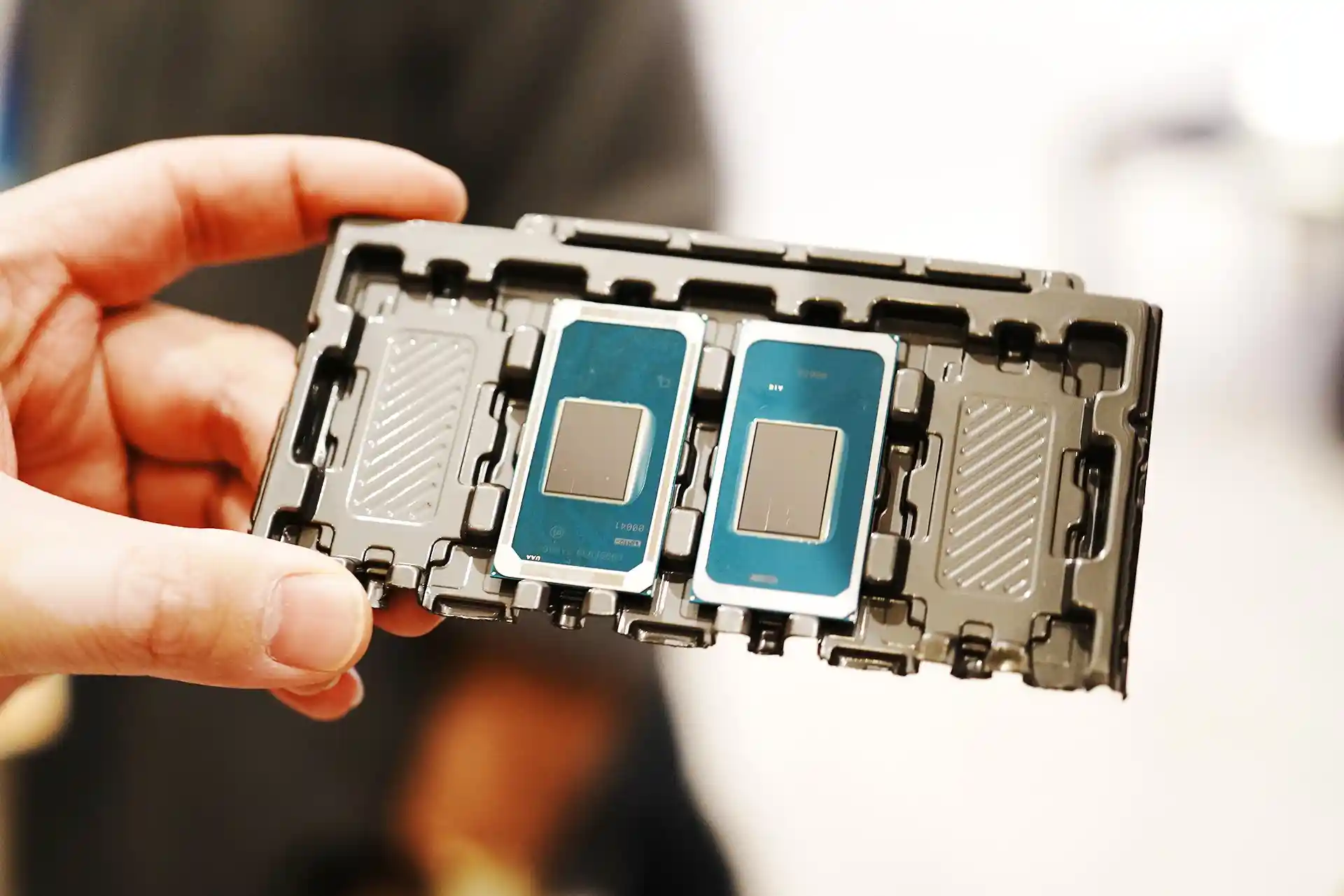 酷睿Ultra X9 388H震撼登场！本地跑大模型不卡顿，实测生成速度破纪录