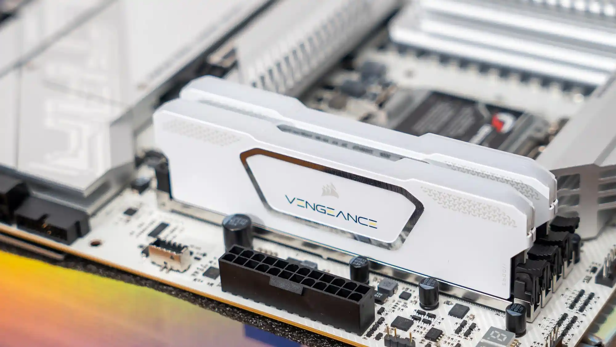 特殊时期显身手：金百达银爵16GB DDR4 3200内存拆机实测与笔记本性能解析